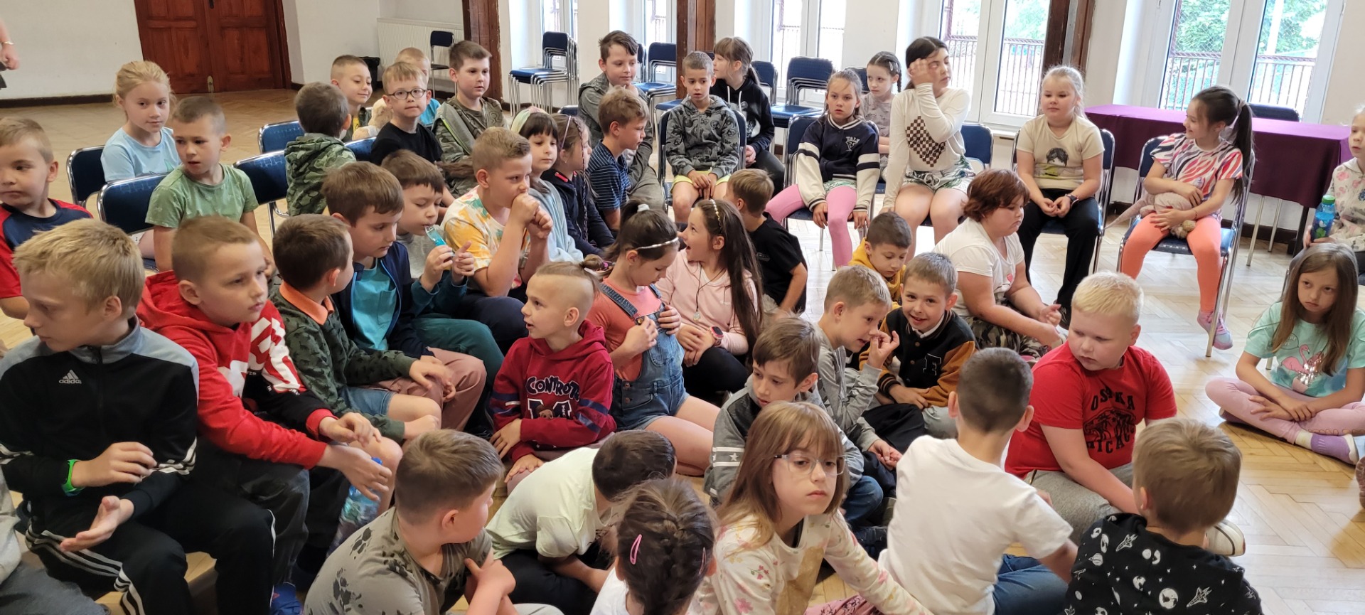 Uczniowie podczas słuchania baśni
