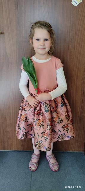 dziewczynka z kwiatkiem