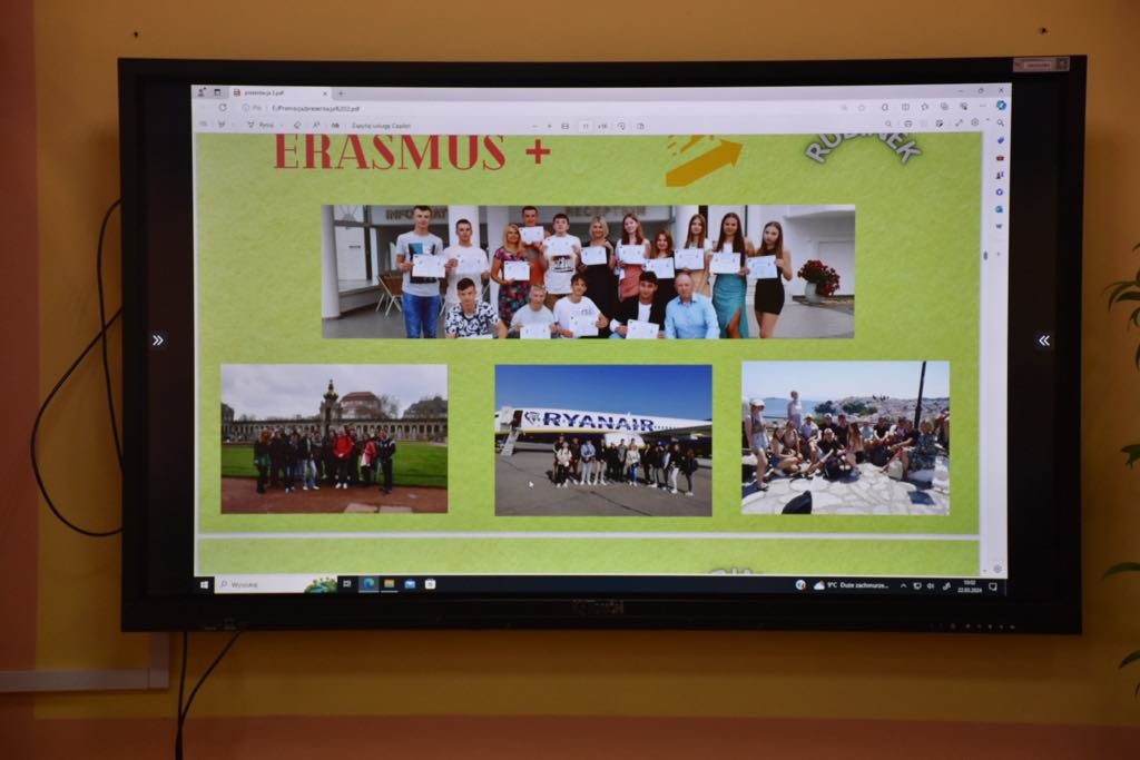 Prezentacja o szkole wyświetlana na monitorze interaktywnym.