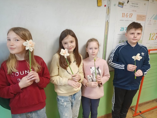Uczniowie z żonkilami - akcja  "Pola Nadziei" na rzecz elbląskiego hospicjum.