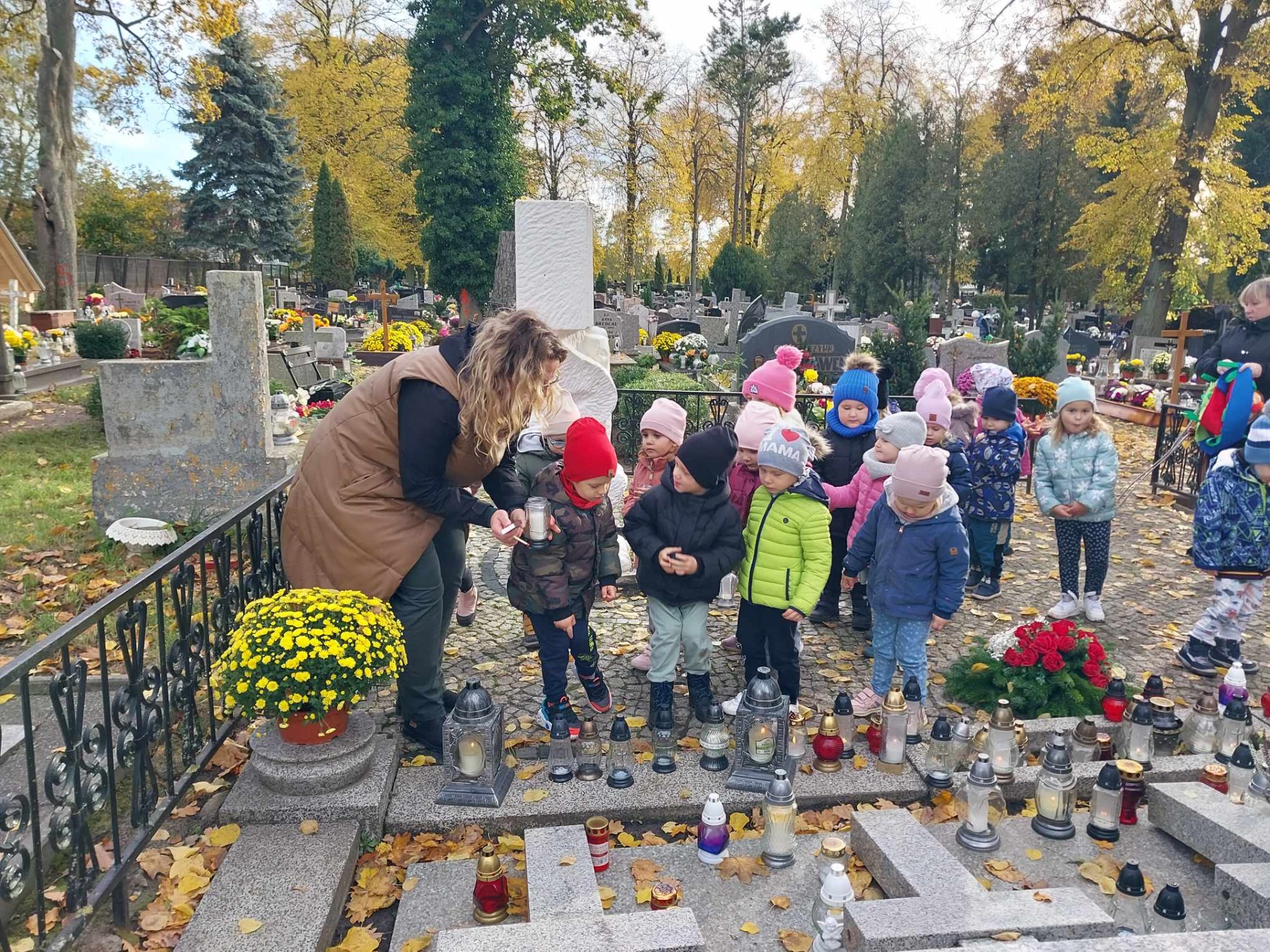 Pamiętamy! Przedszkolaki z wizytą na cmentarzu - Obrazek 2