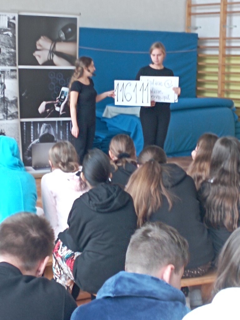 Uczniowie klas V-VIII podczas występu Teatru Edukacyjnego z Krakowa.