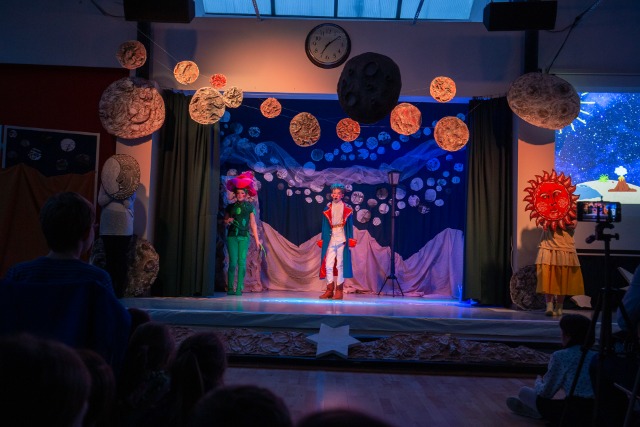 Premierowy spektakl Szkolnego Koła Teatralnego : "Wędrówki Małego Księcia" - Obrazek 6