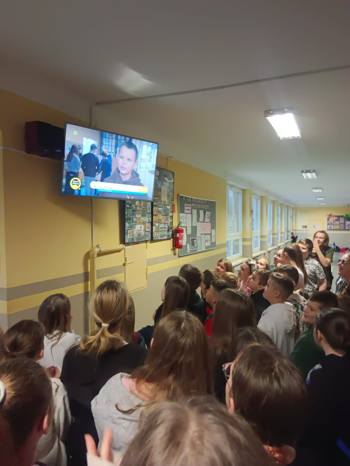 Uczniowie podczas emisji programu Dzień Dobry TVN