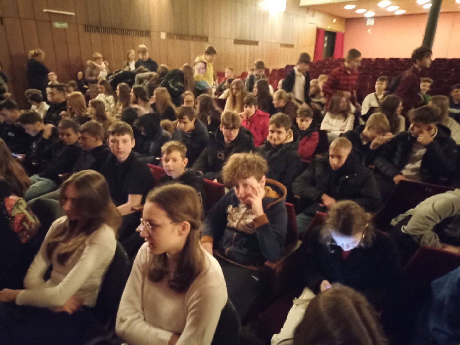 Spotkanie siódmoklasistów z aktorami Krakowskiej Agencji Artystycznej🎭 - Obrazek 4