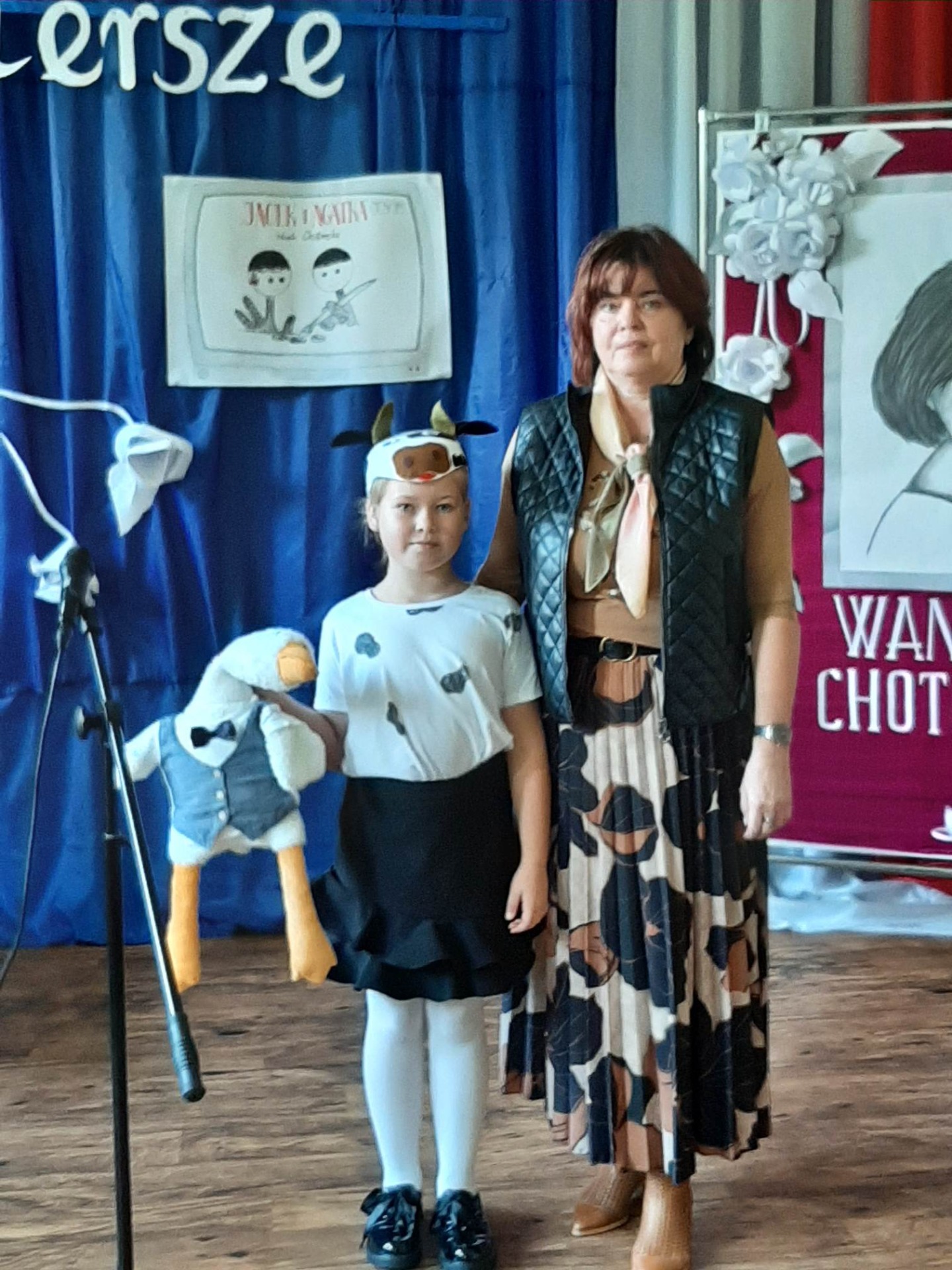 Zdjęcie przedstawia uczennicę klasy drugiej, zwyciężczynię konkursu wraz z wychowawcą panią Bożeną Stępień.