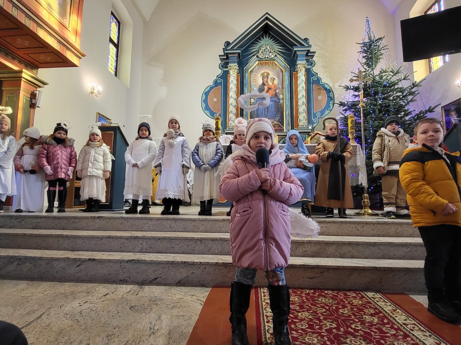 7 stycznia dzieci z klasy 0b wystąpiły z przedstawieniem jasełkowym w kościele we Włókach.🤩🤩🤩🥰 - Obrazek 1