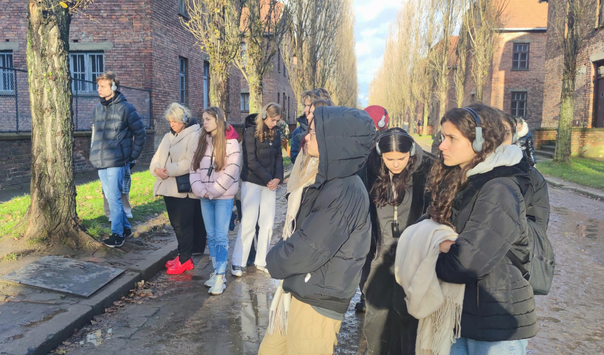 uczniowie podczas pobytu w Miejscu Pamięci i Muzeum Auschwitz-Birkenau​


