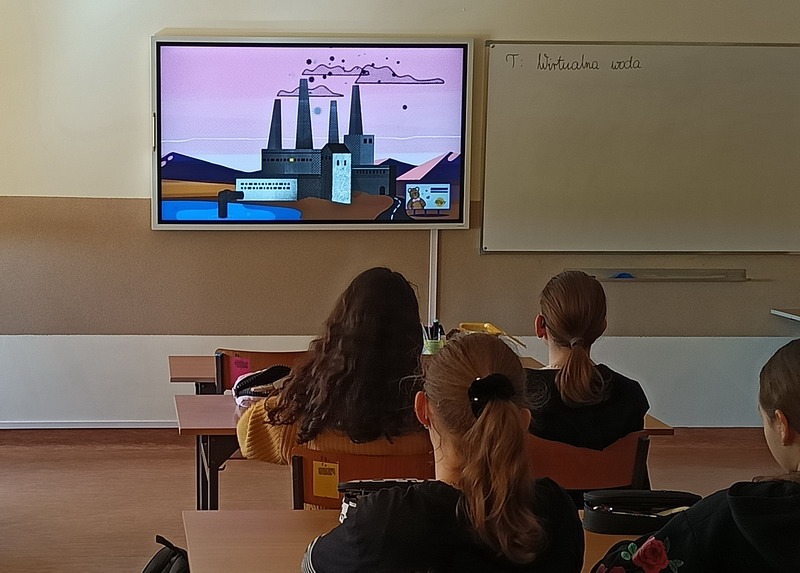 Lekcja "Wirtualna woda" - uczniowie oglądają animację 