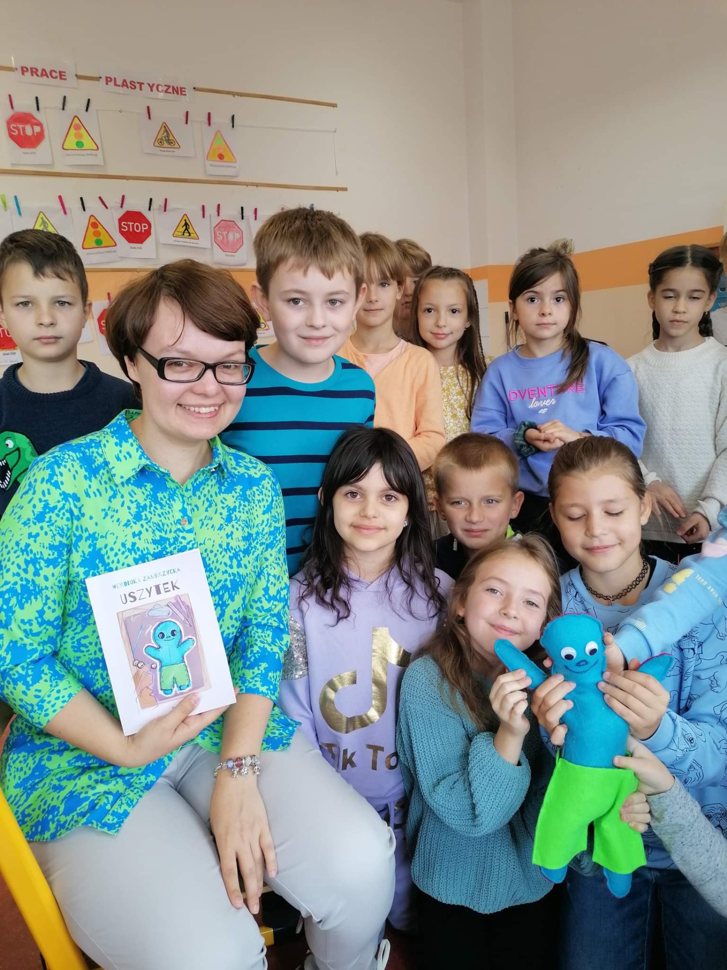 Spotkanie uczniów klasy 2 D z autorką bajek dla dzieci Panią Weroniką Zambrzycką☺️ - Obrazek 5