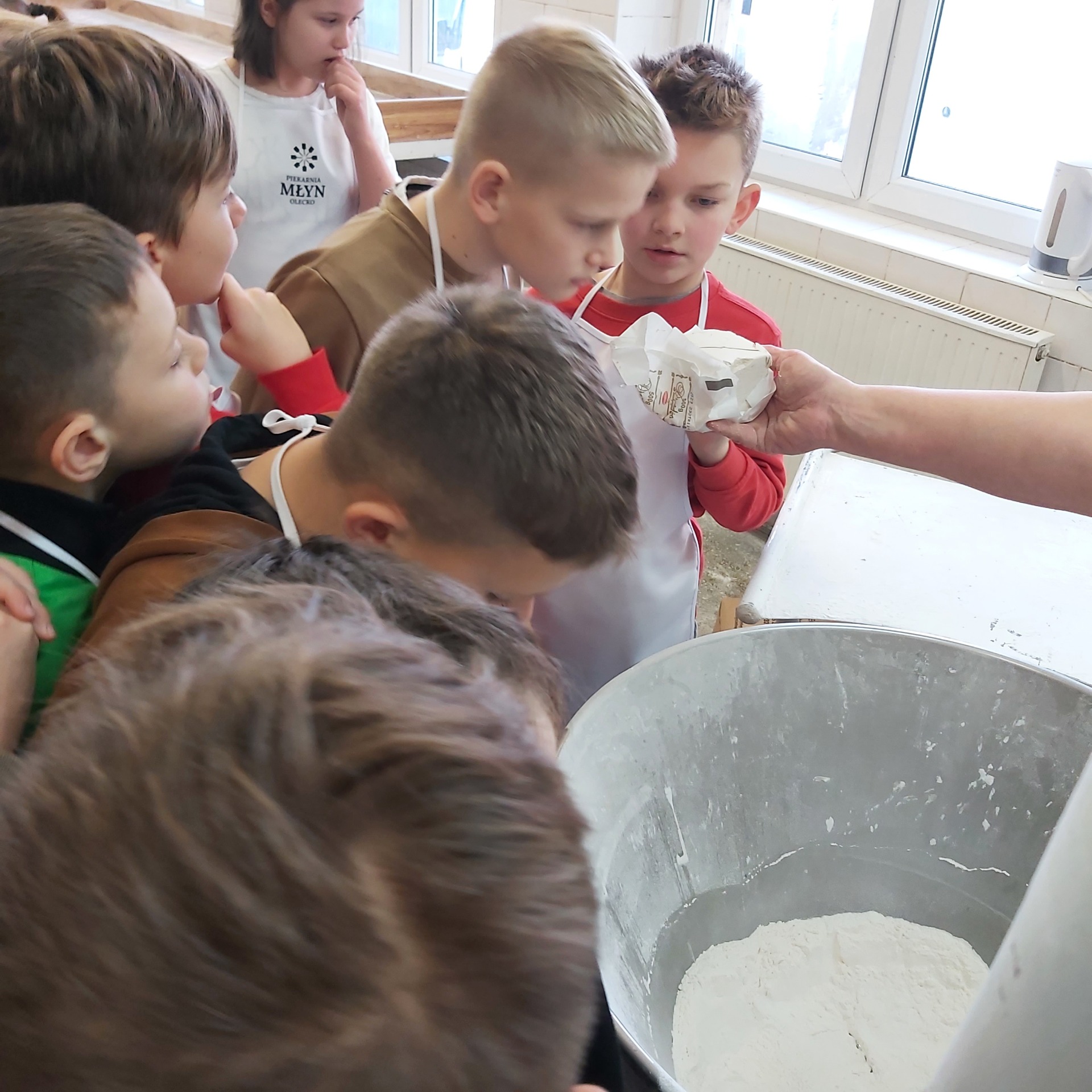 Uczniowie Szkoły Podstawowej Nr 2 im. Mikołaja Kopernika w Olecku podczas warsztatów w Piekarni  "Młyn" w Olecku