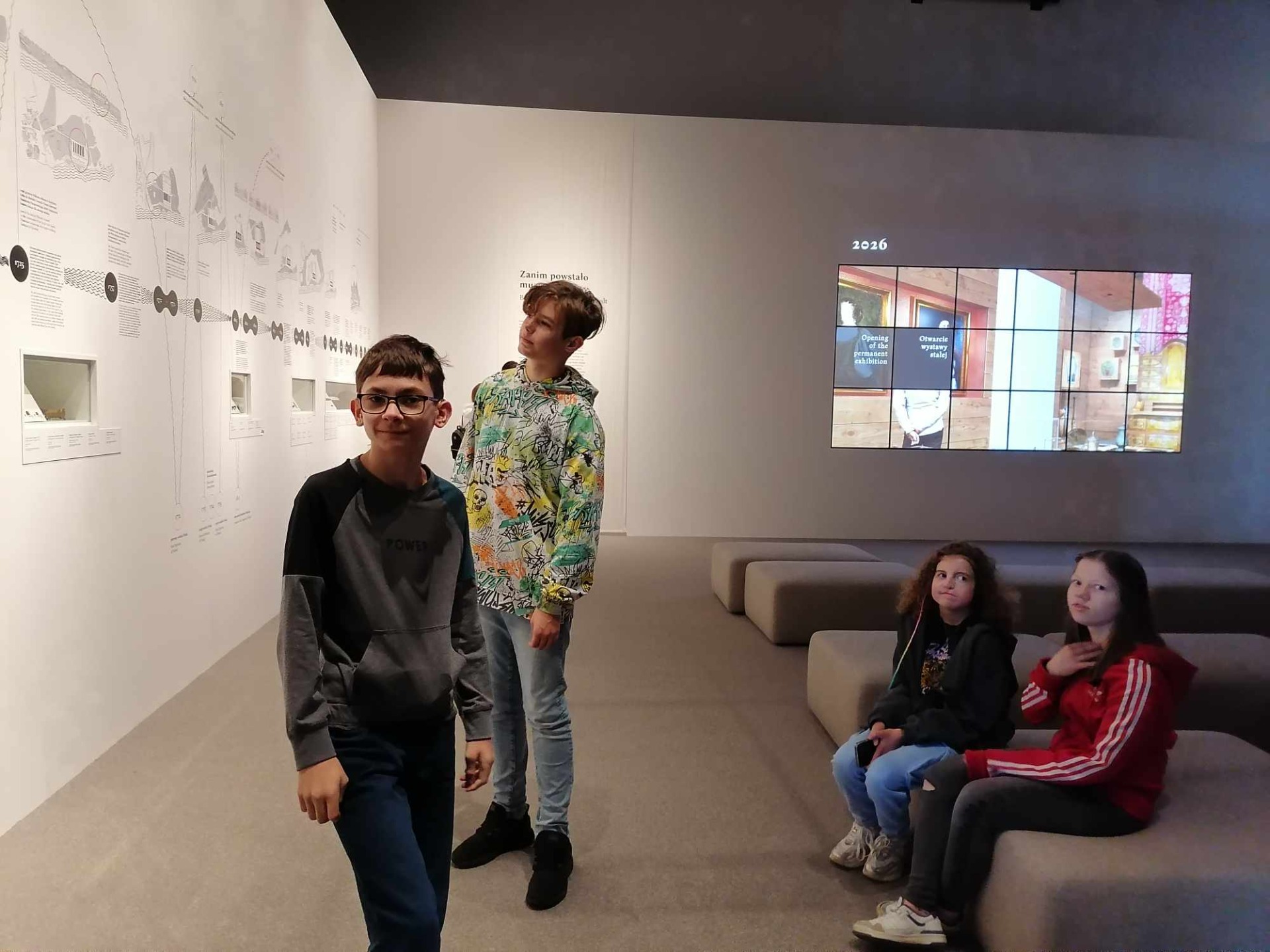 Uczniowie oglądający wystawę w Muzeum Historii Polski.