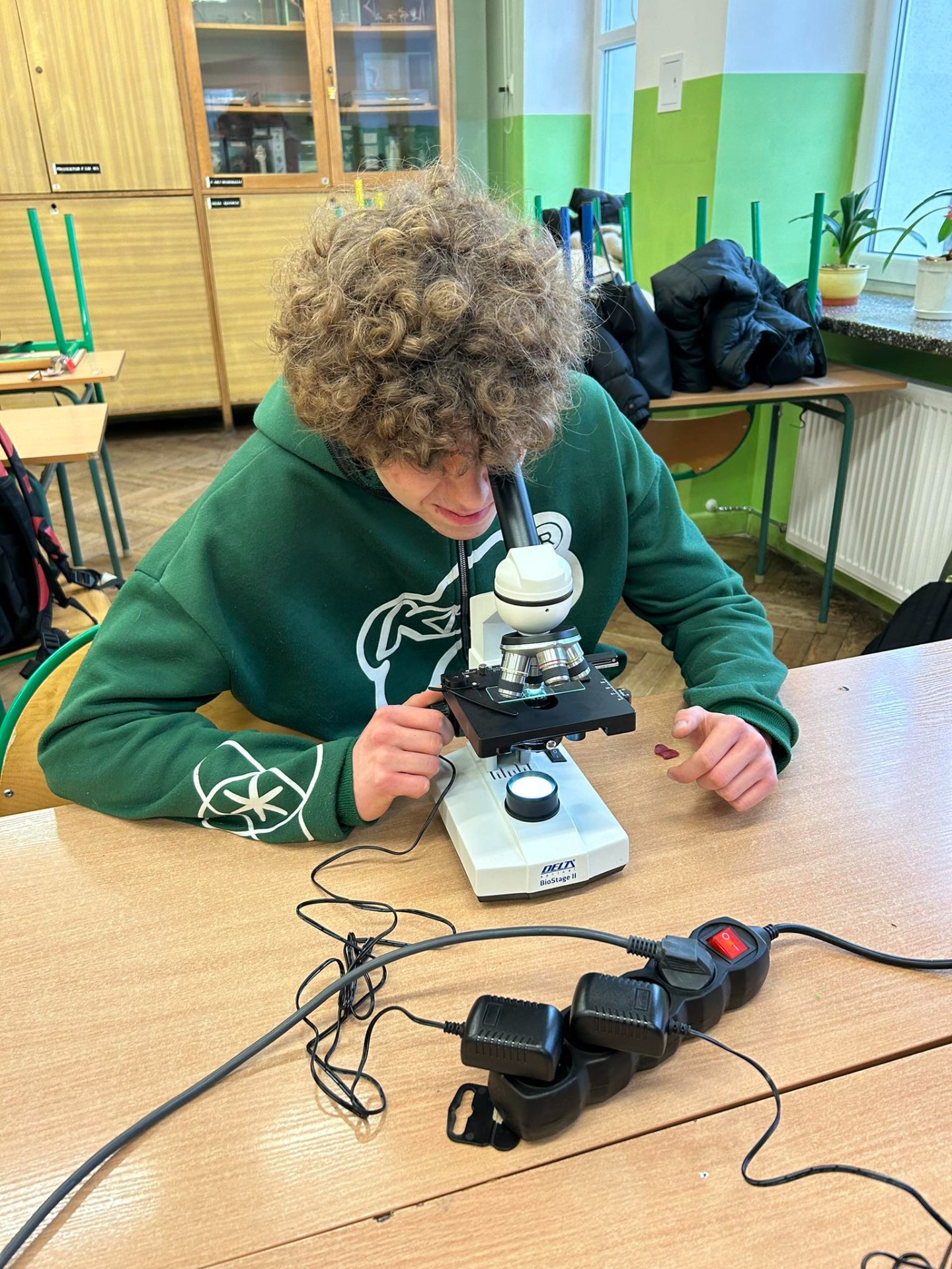 Uczniowie klasy 3C na warsztatach z mikroskopowania
