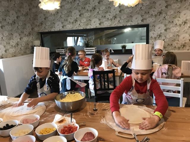 dzieci robią pizzę