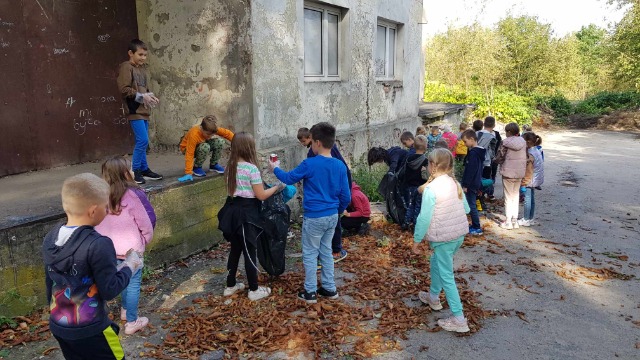 dzieci sprzątają okolicę