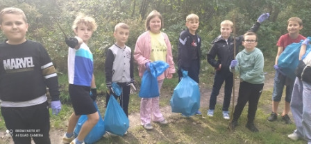 Uczniowie podczas akcji "SprzątamyDlaPolski"