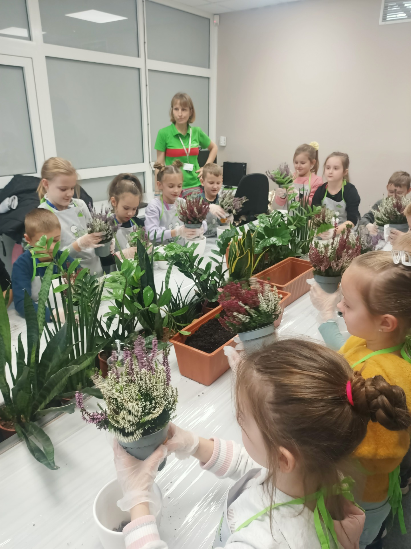 Warsztaty sadzenia kwiatów w ramach programu Leroy Merlin "Dzieciaki Sadzeniaki".