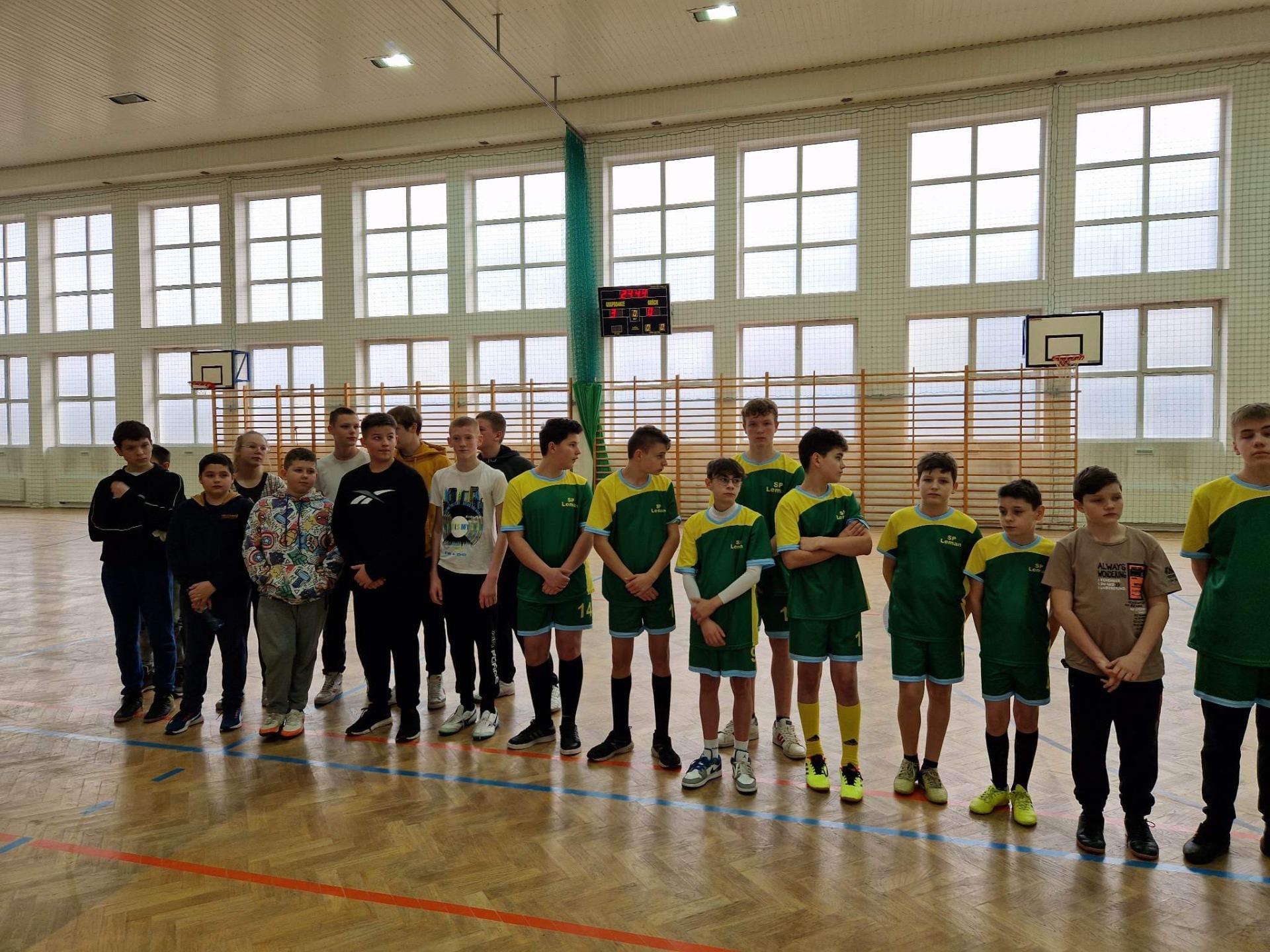 Chłopcy zwycięzcami Turnieju w piłkę nożną halową o Puchar Dyrektora Szkoły Podstawowej w Turośli - Obrazek 3
