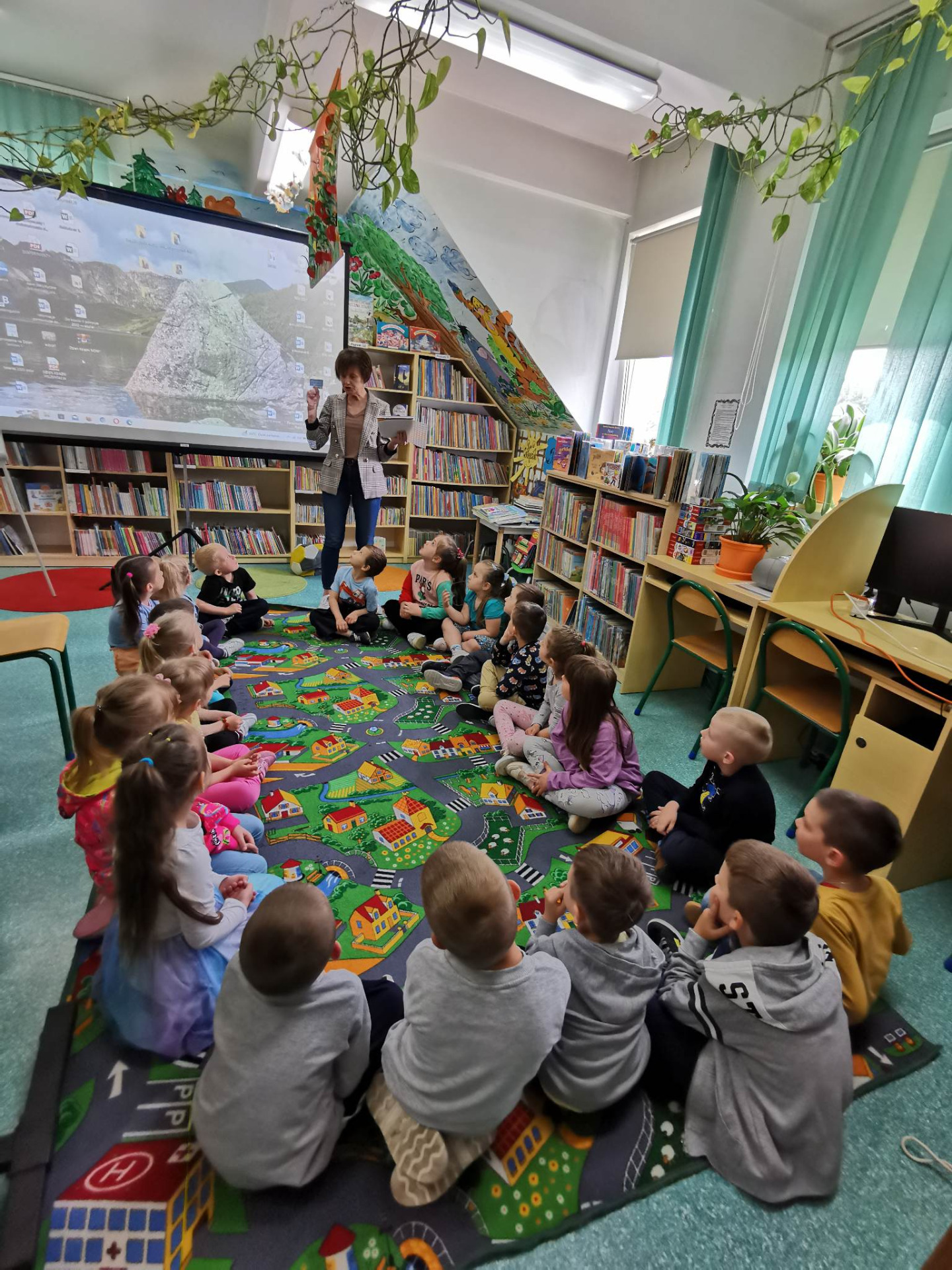 Wizyta przedszkolaków w Bibliotece Publicznej w Lubczy. - Obrazek 6