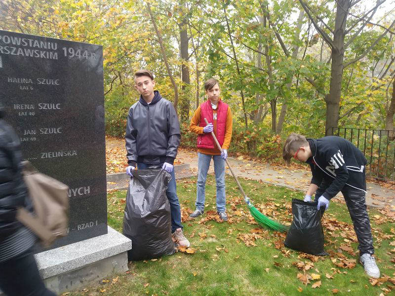Sprzątanie Cmentarza Powstańców Warszawskich – Cmentarz Wolski - Obrazek 5