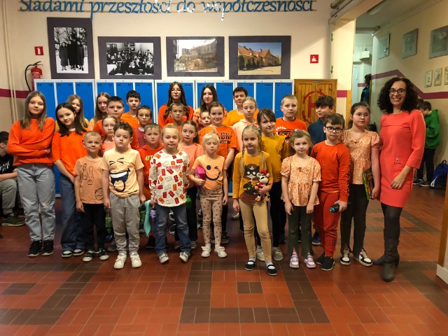 Uczniowie ubrani na pomarańczowo w pomarańczowy wtorek.