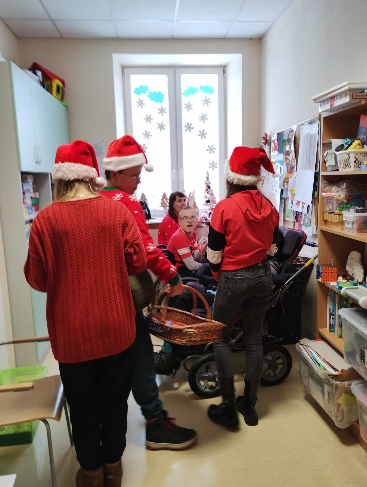 Zdjęcia z wizyty mikołajkowej w Ośrodku dla Dzieci Niepełnosprawnych