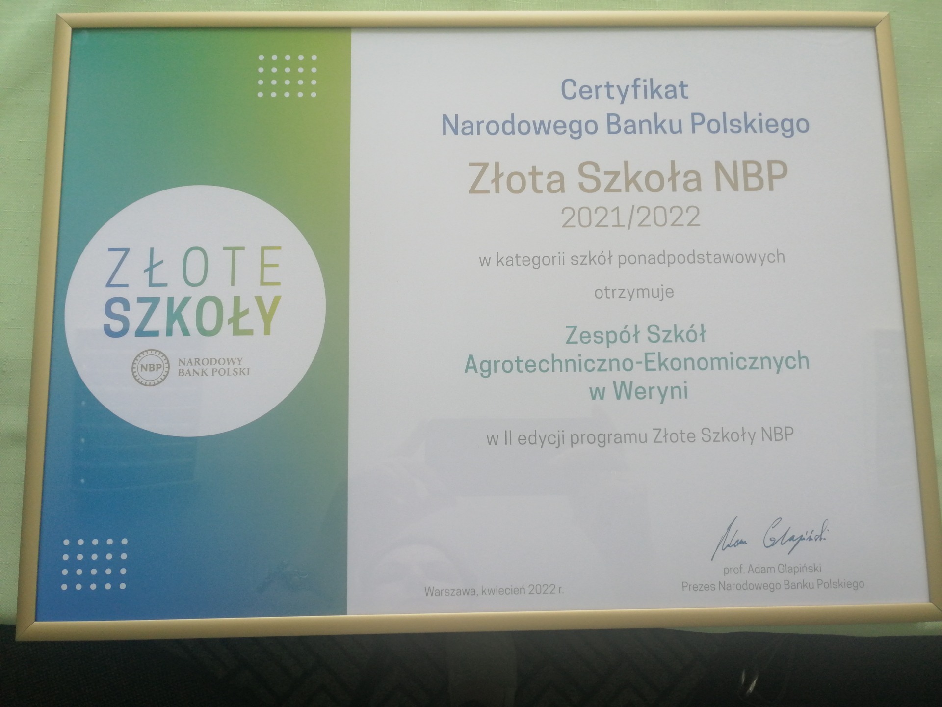 Certyfikat  „Złotej Szkoły NBP” dla ZSA-E w Weryni - Obrazek 2