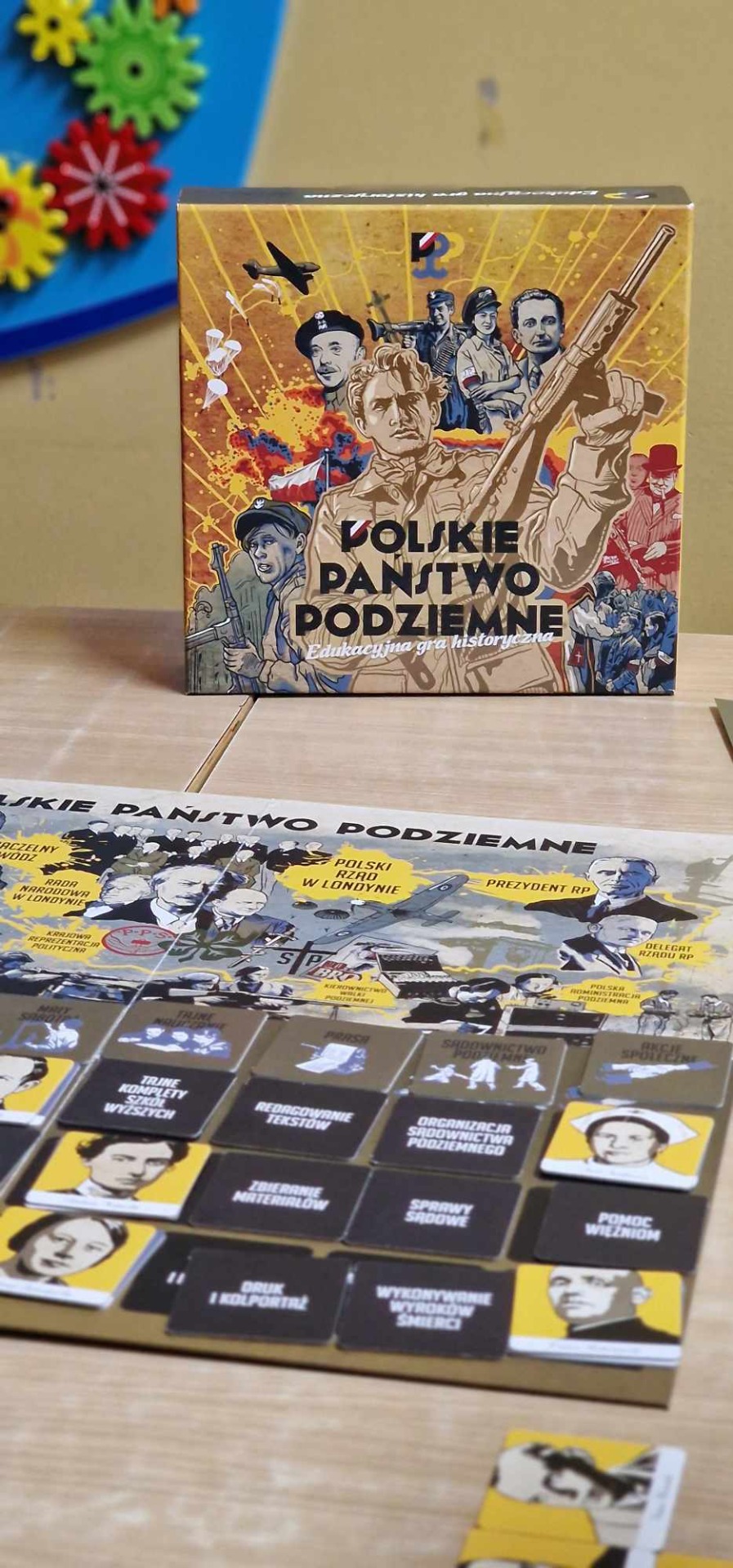 Zdjęcie ukazujące pudełko gry "Polskie Państwo podziemne"