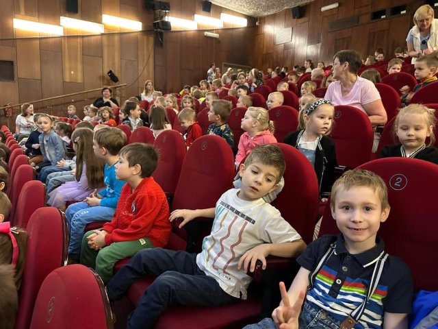 9 kwietnia br. grupa starszaków i średniaków, wybrała się do MDK w Czechowicach - Dziedzicach, na spektakl pt.:„ Alicja w Krainie Czarów . Był to magiczny spektakl teatralny, który przeniósł dzieci w świat czarów🪄🪄🪄🧙i niezwykłych przygód 🧙 - Obrazek 1
