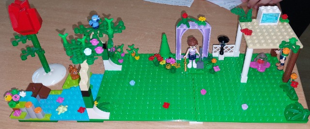 Konstrukcja z lego przedstawiający ogród