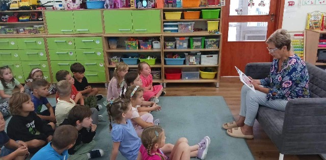 Wizyta Babci Julki- Pani Krysi w grupie Biedronek🐞 inauguracja projektu czytelniczego Biblioteczka Przedszkolaka📚 - Obrazek 4