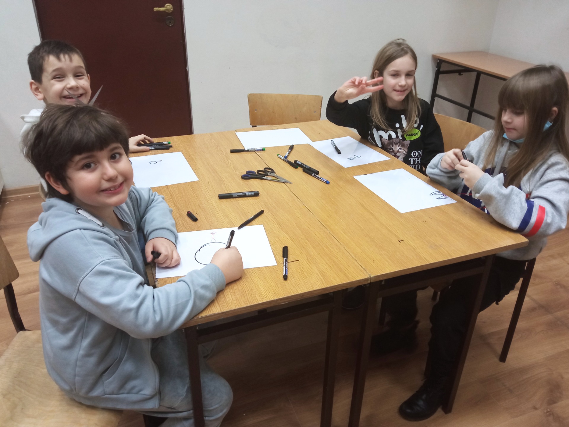 W czwartek 13 stycznia klasy drugie wzięły udział w kolejnych zajęciach w Miejskim Ośrodku Sztuki w ramach cyklu "Karuzela". Tym razem dzieci stworzyły animację na przezroczystej folii pod okiem Evgeniyi Klemby. - Obrazek 3
