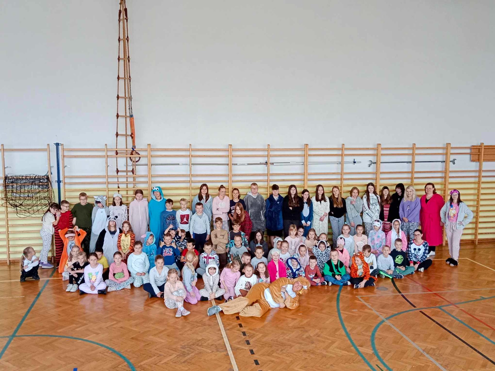 Zdjęcie grupowe wszystkich osób, które w piątek 6 października 2023r. przyszły do szkoły w piżamie.