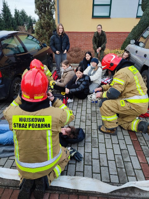 Uczniowie klasy ratowniczej wzięli udział w ćwiczeniach Państwowej Straży Pożarnej - Obrazek 4