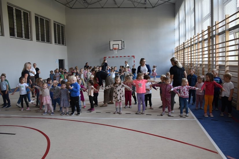 Przedszkolaki bawią się na sali gimnastycznej