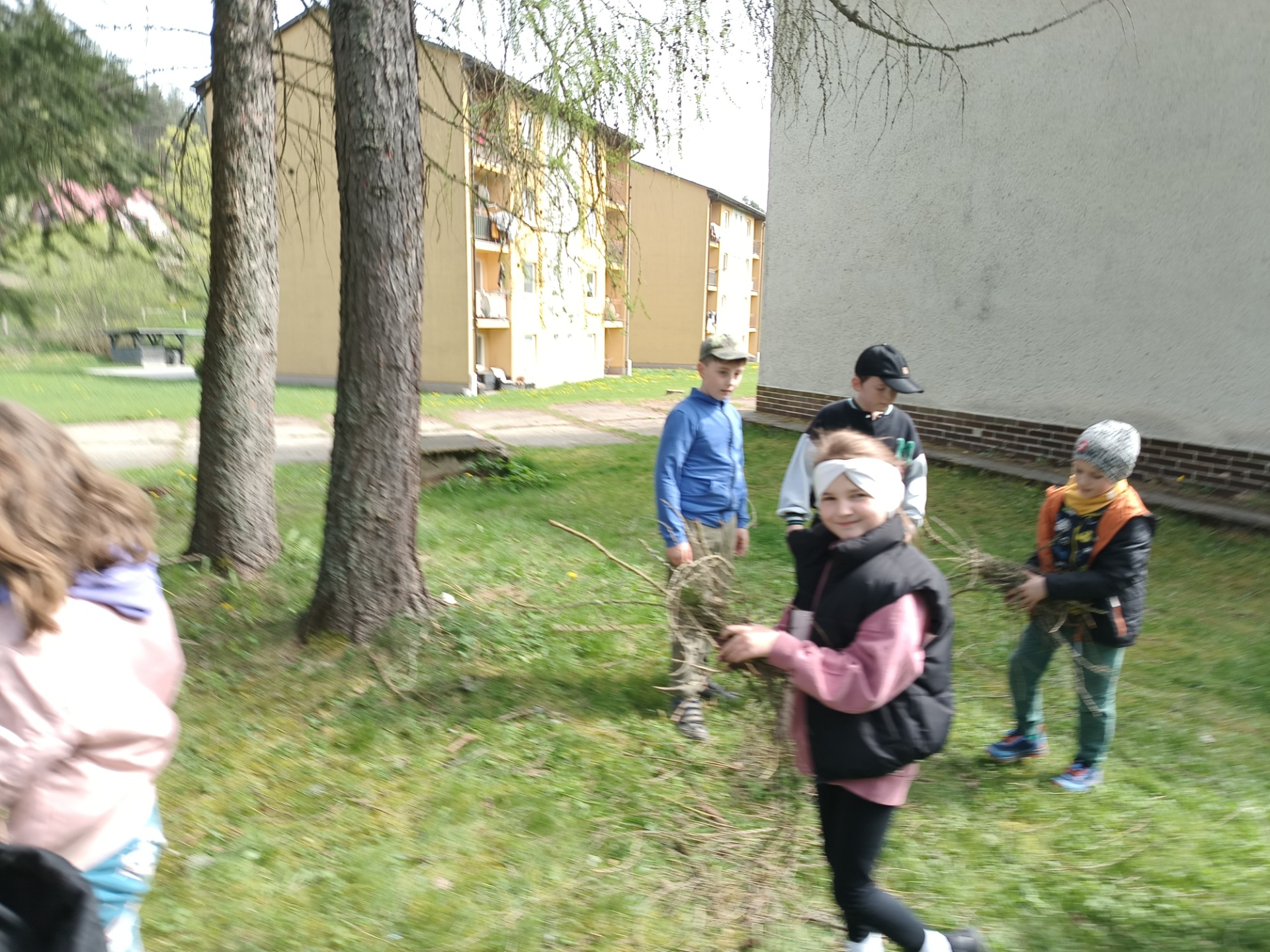 Upratovanie okolia školy v Trstenej - Obrázok 1