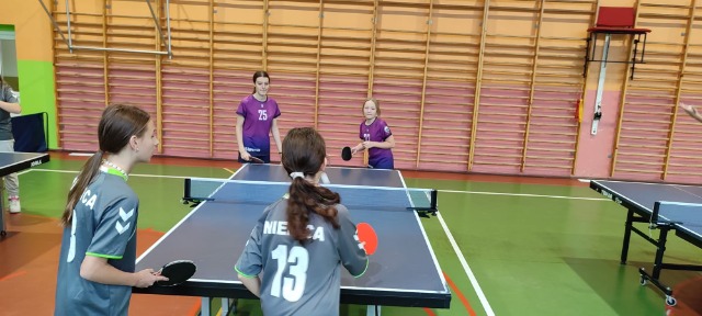 Uczniowie na zawodach w tenisa stołowego.