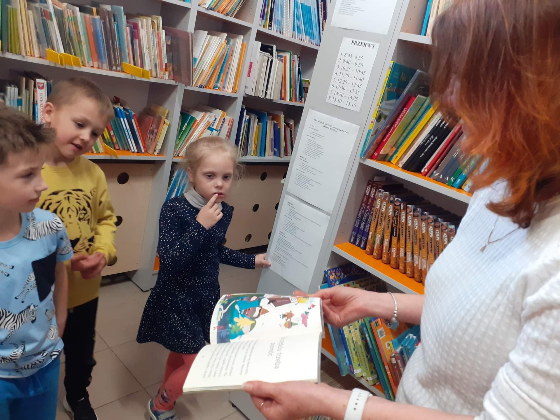 Tropiciele odwiedzili bibliotekę szkolna i wypożyczyli książki do swojego "Kącika Mola czytelniczego"😊🌷 - Obrazek 3