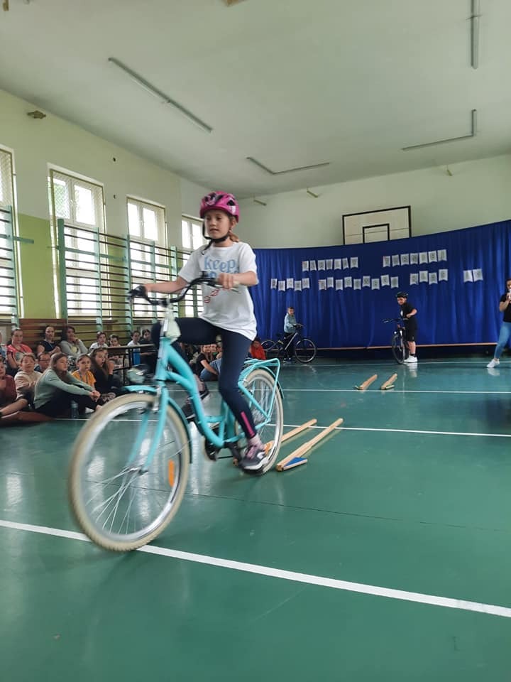 Uczennica na rowerze podczas Szkolnego Turnieju Ruchy Drogowego.