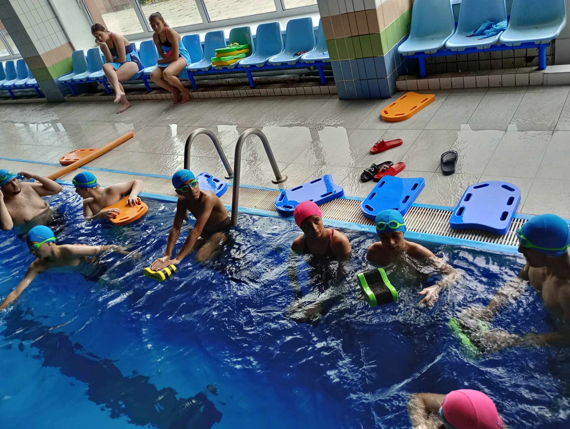 Žiaci II. stupňa vymenili na týždeň školské lavice za bazén v mestskej plavárni - Obrázok 6