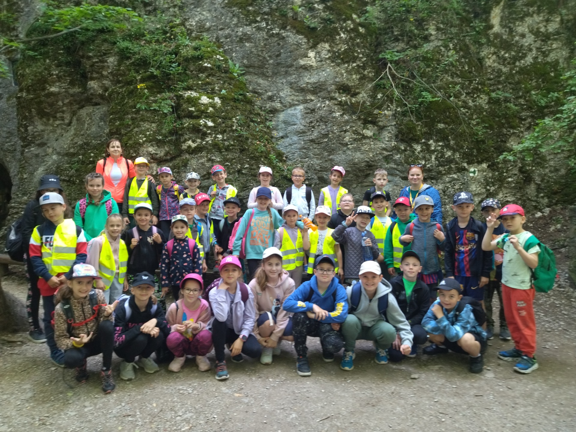 Školský výlet prvákov a 4.A v jaskyni Driny a vo včelej záhrade v Smoleniciach - Obrázok 3
