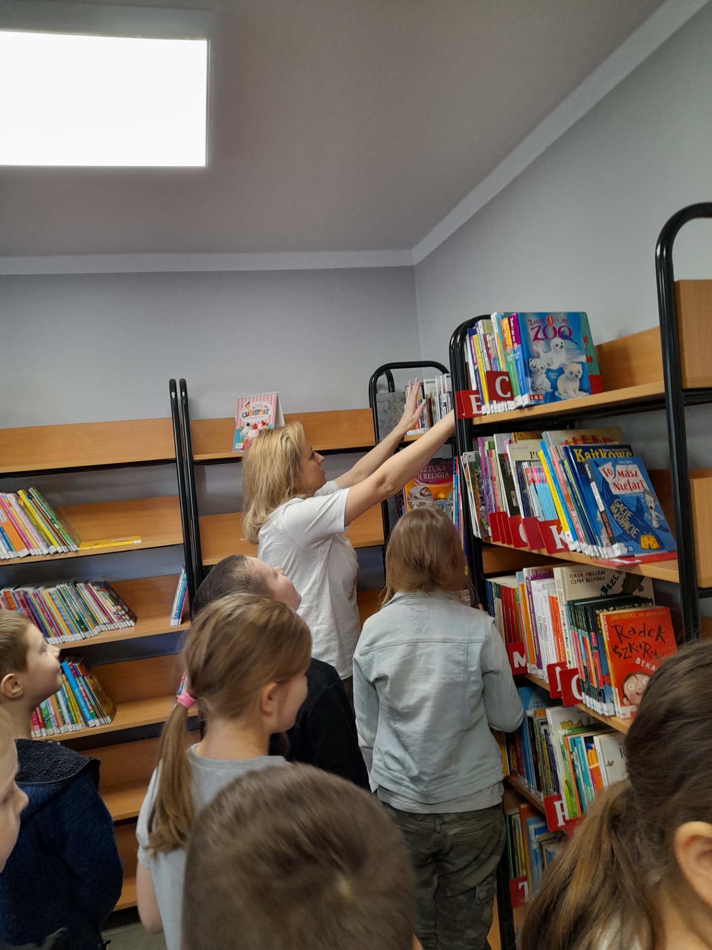 Zajęcia czytelnicze kl. 2a w Gminnej Bibliotece Publicznej  w Dzierzkowicach - Obrazek 4